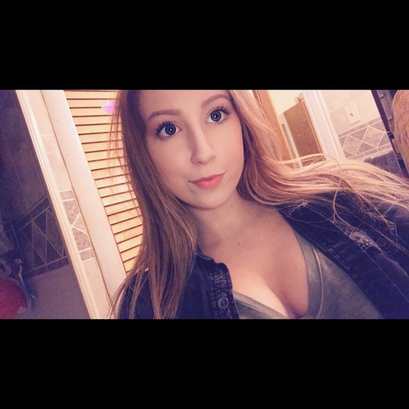 Profile Picture of Kaylee Modrovsky (@kmodro) on Poshmark