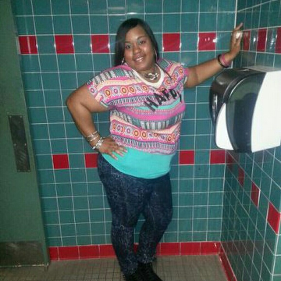 Profile Picture of Dominique Harden (@prettynique_27) on Poshmark