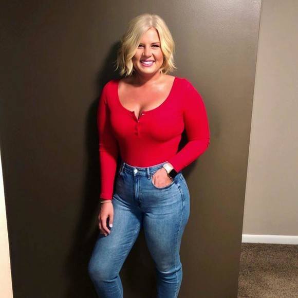Profile Picture of Taylor Bocook (@taybocook) on Poshmark
