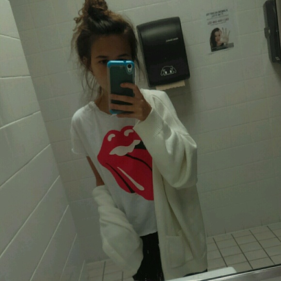 Profile Picture of Julia Graff (@stylebyjulia96) on Poshmark