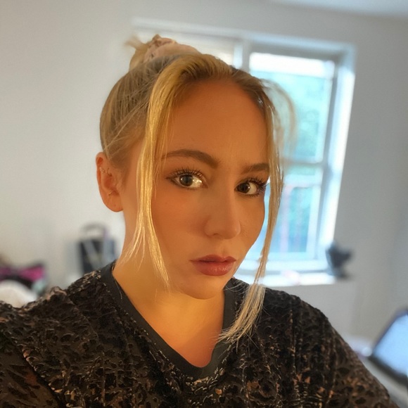 Profile Picture of Emma Folchetti (@emmakfolchetti) on Poshmark