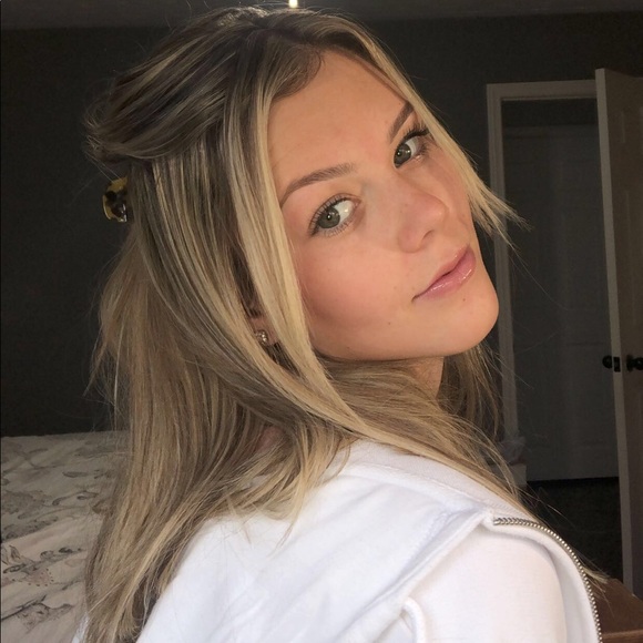 Profile Picture of Ella Bester (@ellabester) on Poshmark
