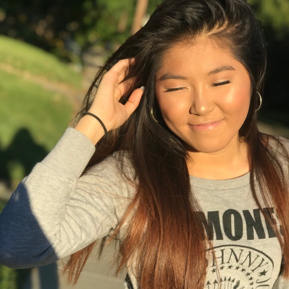 Profile Picture of Lily Elfner (@lilstheeelf) on Poshmark