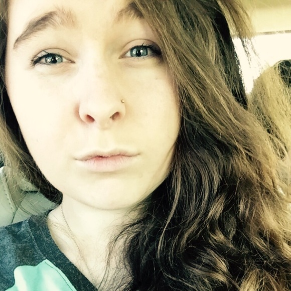 Profile Picture of Kelsi Sawyers (@kelsinicole24) on Poshmark