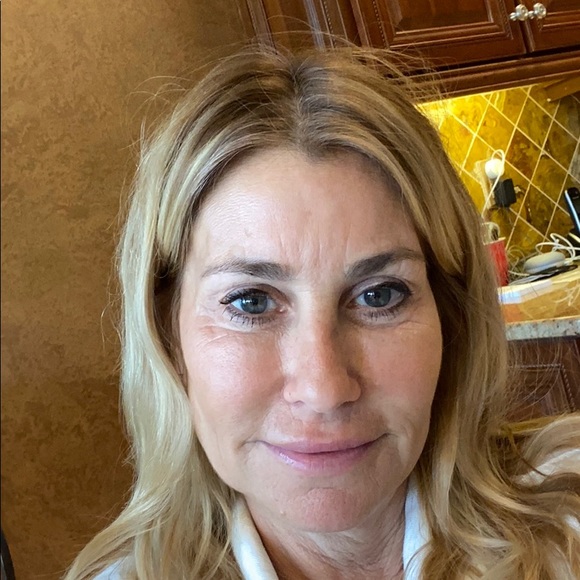 Profile Picture of Debra Gamza (@dgamza17) on Poshmark