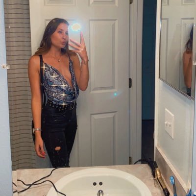 Profile Picture of Em ✨ (@emilyneuman00) on Twitter