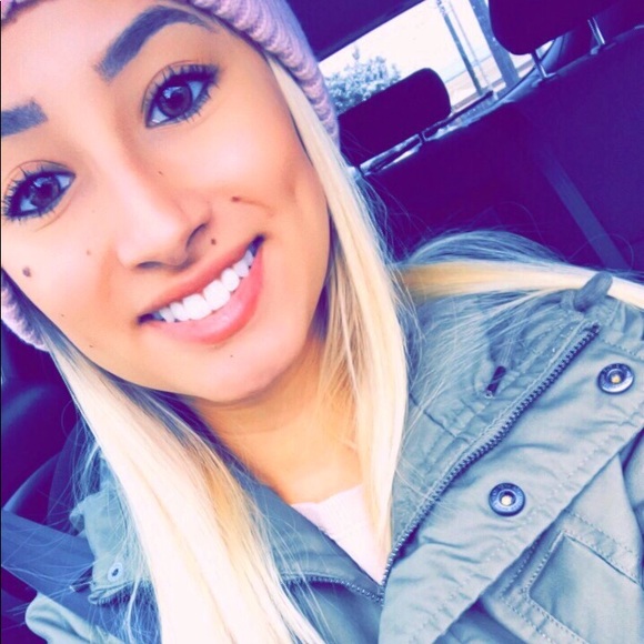 Profile Picture of Ivette Sanchez (@vettsanchez09) on Poshmark