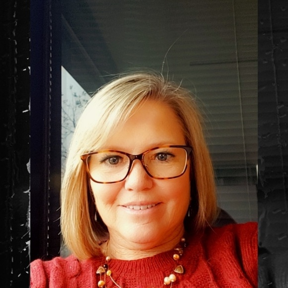 Profile Picture of Kelly Schwalbert (@kschwalbert) on Poshmark