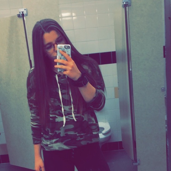 Profile Picture of Brynn Brown (@brynndanni) on Poshmark