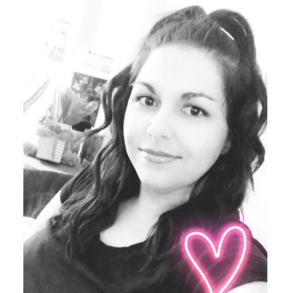 Profile Picture of Ashley Ozburn (@atleyboo) on Poshmark