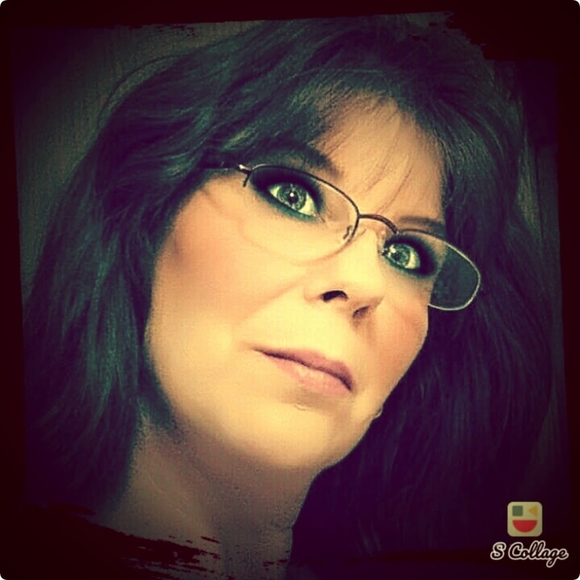 Profile Picture of Jean Danielsen (@jeannied1966) on Poshmark