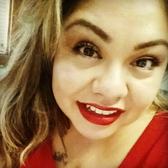 Profile Picture of Aura Gonzalez (@aurap1979) on Poshmark