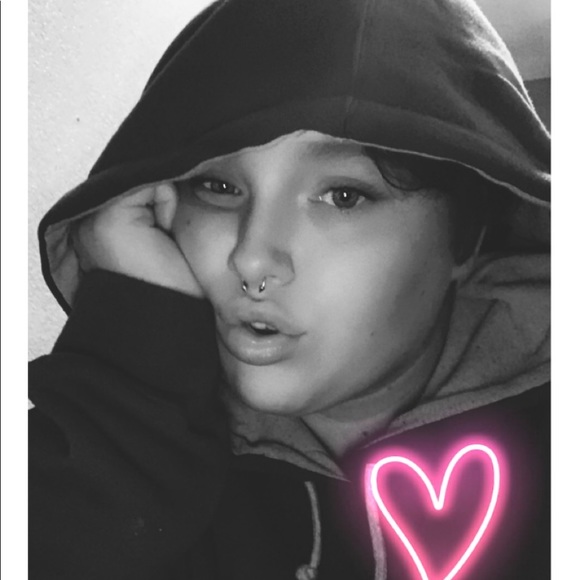 Profile Picture of Nicole Helms (@nicolehelms04) on Poshmark