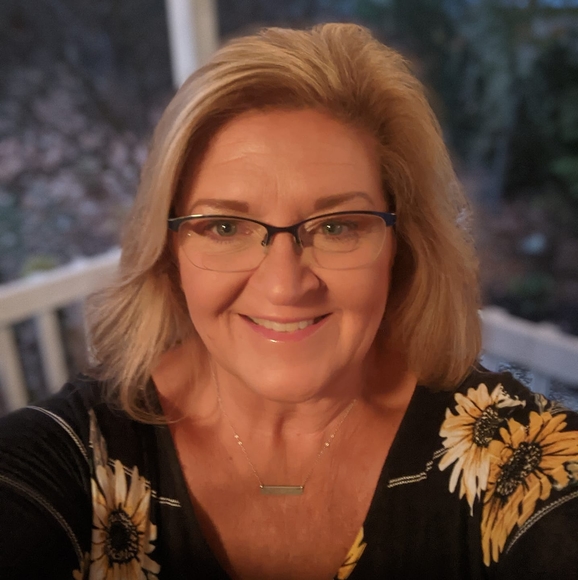 Profile Picture of Sandy Moore (@samforeverfree) on Poshmark