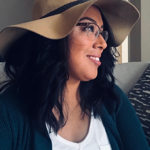 Profile Picture of Gena Thomas (@geena720) on Poshmark