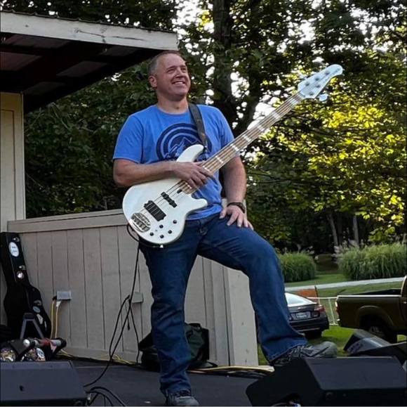 Profile Picture of Josh Lynch (@moejoshua) on Poshmark