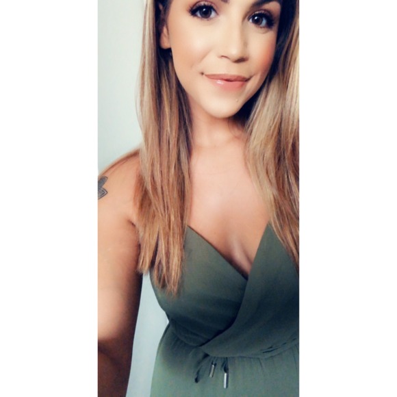 Profile Picture of Stephanie Newhall (@slnewhall) on Poshmark