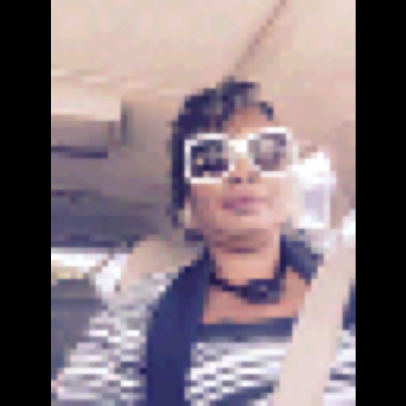 Profile Picture of Robin Oldham (@ibuy17) on Poshmark