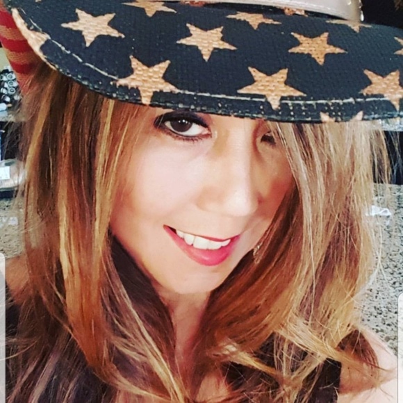 Profile Picture of Elizabeth Marazzo (@dessa512) on Poshmark