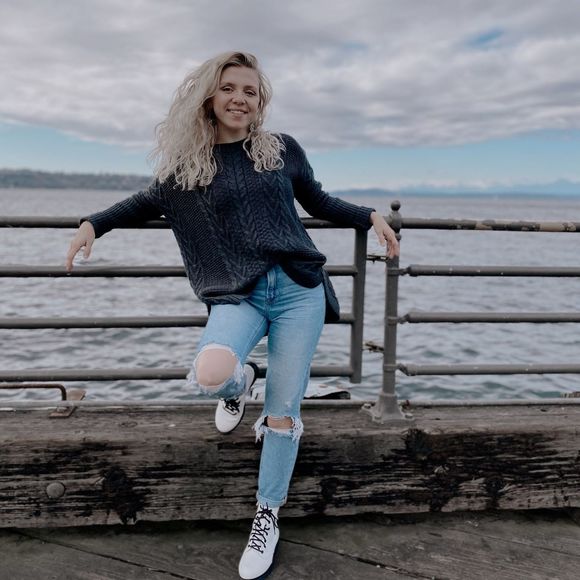 Profile Picture of Erin Ledgerwood (@erinshealee) on Poshmark