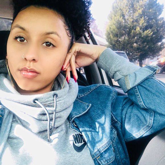 Profile Picture of Candice Renee (@cgunter003) on Poshmark