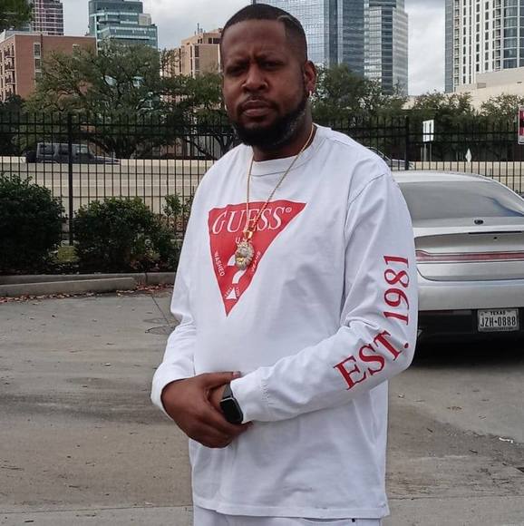 Profile Picture of Eric Bell (@eb438) on Poshmark