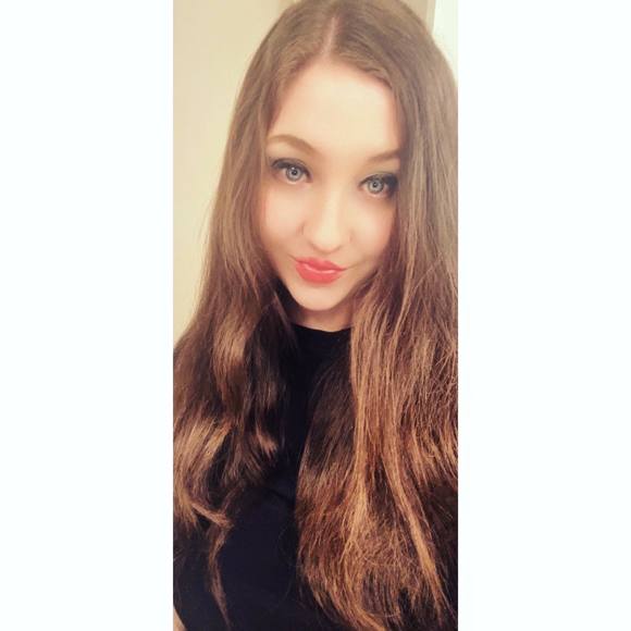 Profile Picture of Danielle Hartmann (@danifrancescah) on Poshmark