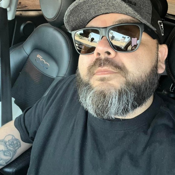 Profile Picture of Erik Leaños (@leanos77) on Poshmark