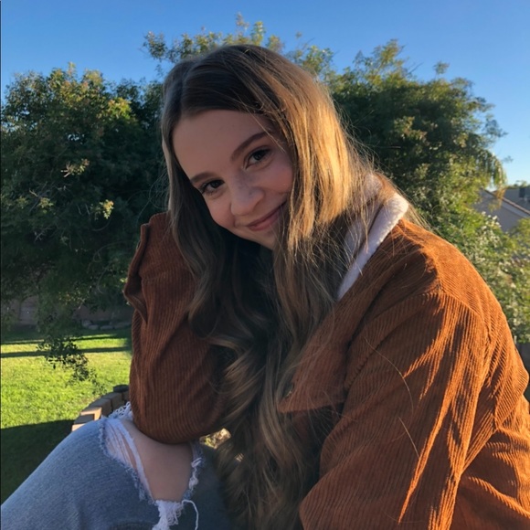 Profile Picture of Carlie Saxton (@carliesax) on Poshmark