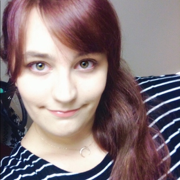 Profile Picture of Amanda Champeno (@glitterandneon) on Poshmark