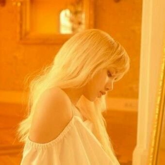 Profile Picture of LALISA ♡ (@LisaMahQueen) on Twitter