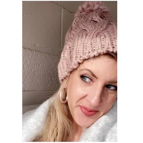Profile Picture of Lara Wible (@pearlofgr8ness) on Poshmark