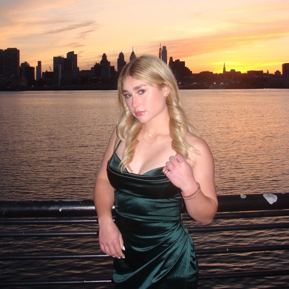 Profile Picture of Jenna Wilhelm (@jenna_wilhelm5) on Poshmark