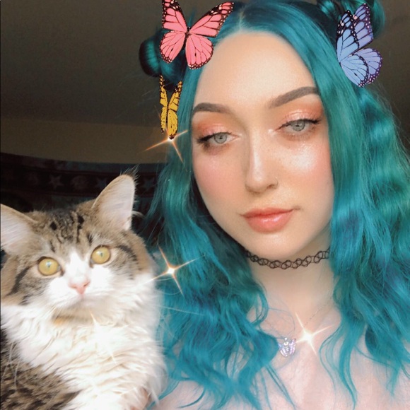 Profile Picture of Faith Beesler (@gemini_gems13) on Poshmark