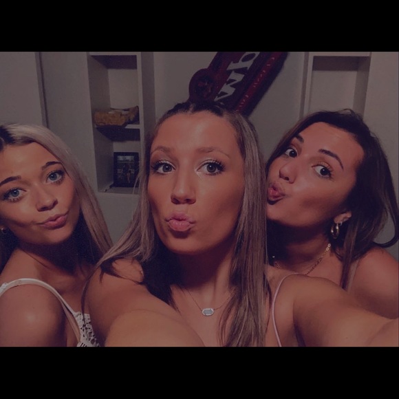 Profile Picture of Lauren Sengelmann (@laurensengi) on Poshmark