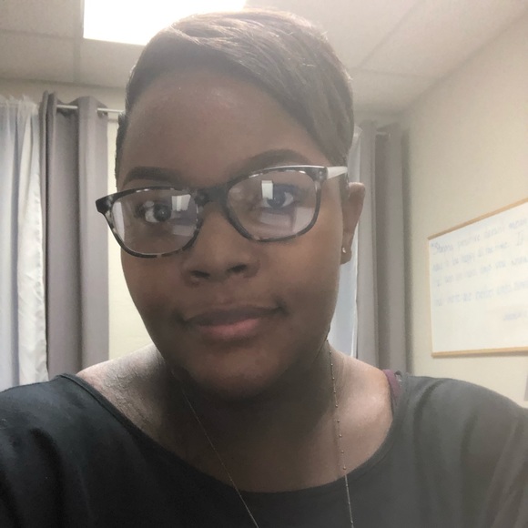 Profile Picture of Danielle Mitchell (@daniandlondyn) on Poshmark