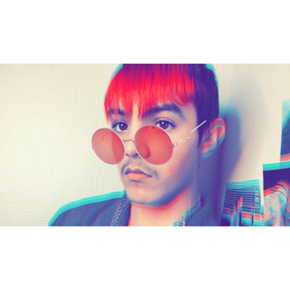 Profile Picture of Chris Giron (@crazzyboiichriz) on Poshmark