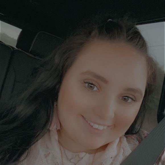 Profile Picture of Haley Rodgers (@haleyrodgers15) on Poshmark