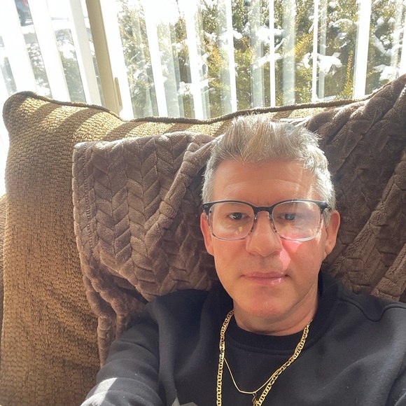 Profile Picture of Robbie Thompson (@rguyt68) on Poshmark