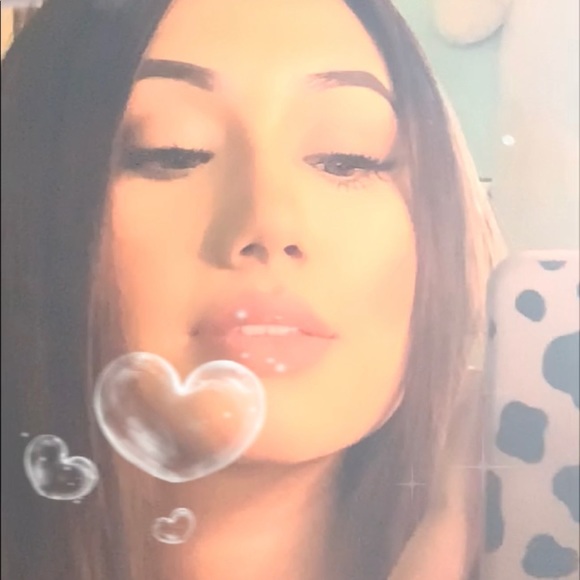 Profile Picture of Carolina Colmenero (@colmecar15) on Poshmark