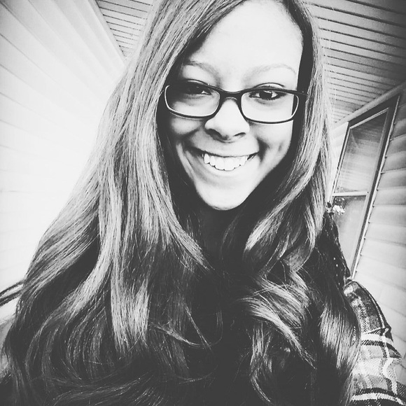 Profile Picture of Lindsey Maibach (@lindseyjoy19) on Poshmark