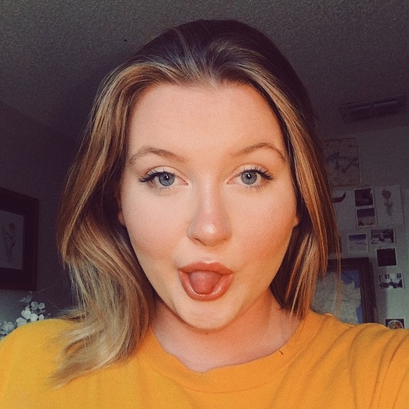 Profile Picture of Gray Bennett (@grayh933) on Poshmark