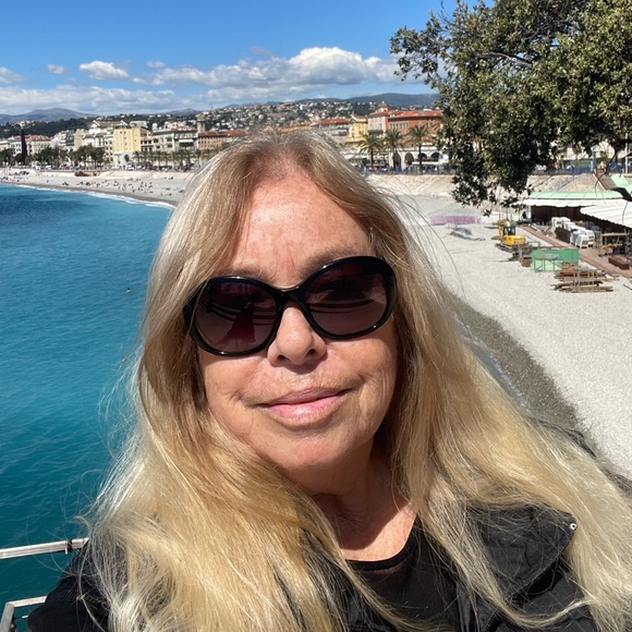 Profile Picture of Pamela Guyer (@glamour4less) on Poshmark