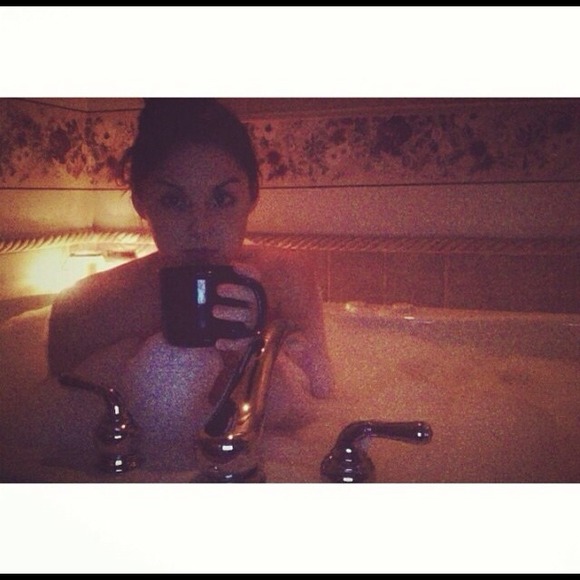 Profile Picture of ! alexa Crowl ! (@autumnstate) on Poshmark