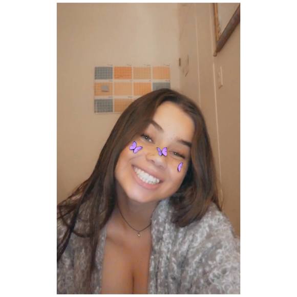 Profile Picture of Jozzy Harney (@jozzy_harney) on Poshmark