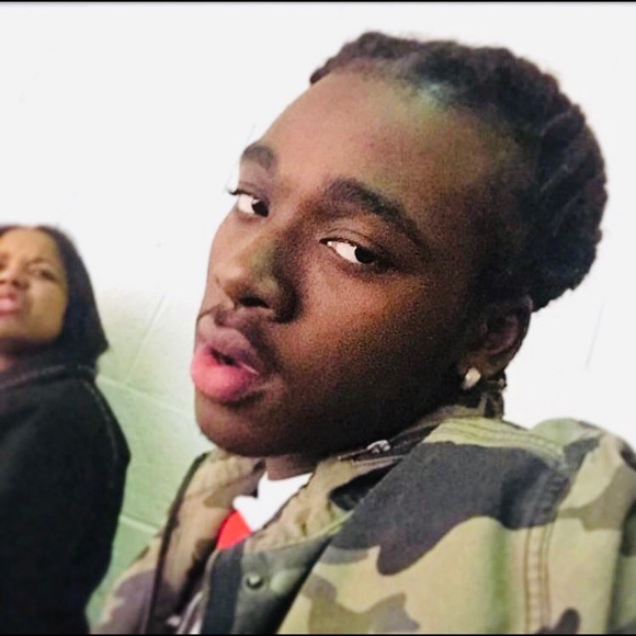 Profile Picture of Bighead Bighead (@bigheadbighead) on Poshmark