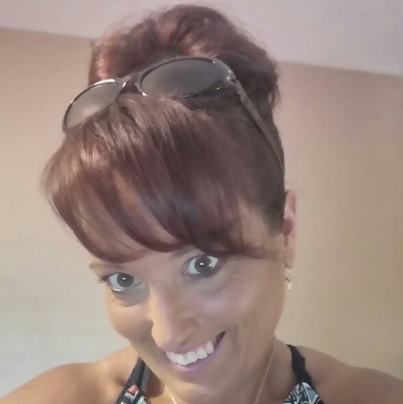 Profile Picture of Renee Wierda (@rjwierda) on Poshmark