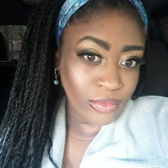 Profile Picture of Roxanne Kemp (@roxell27) on Poshmark