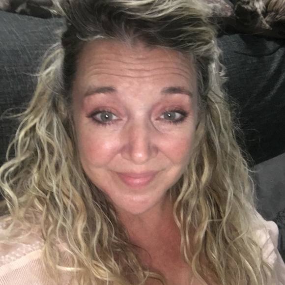 Profile Picture of Lisa Fain (@sadee) on Poshmark