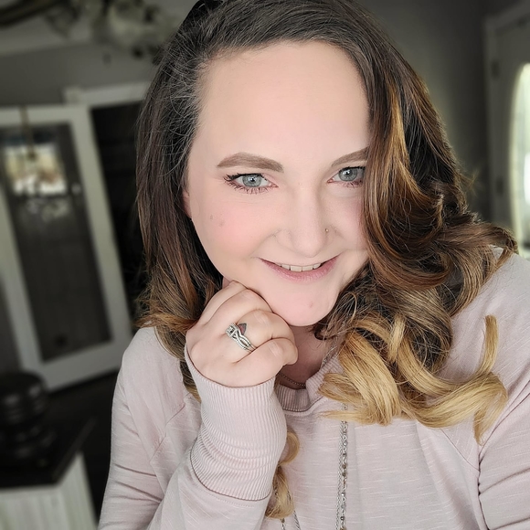 Profile Picture of Stefanie Rosencrantz (@sgibbs112) on Poshmark